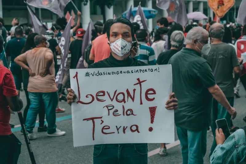 Cómo el dinero extractivo financia la represión: el circuito oculto entre mineras y fuerzas de seguridad en América Latina