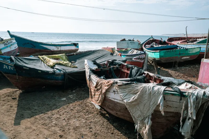 El saqueo silencioso del mar: flotas industriales extranjeras arrasan las aguas latinoamericanas mientras los pescadores artesanales ven morir su forma de vida