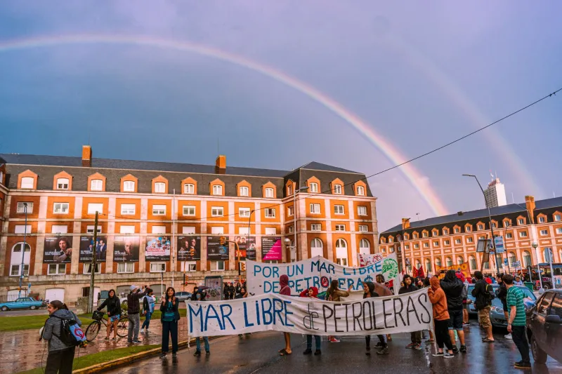 Dinero en las sombras: cómo las industrias extractivas financian la desinformación climática para frenar la democracia en América Latina